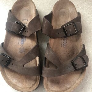 Brown suede Birkenstock’s